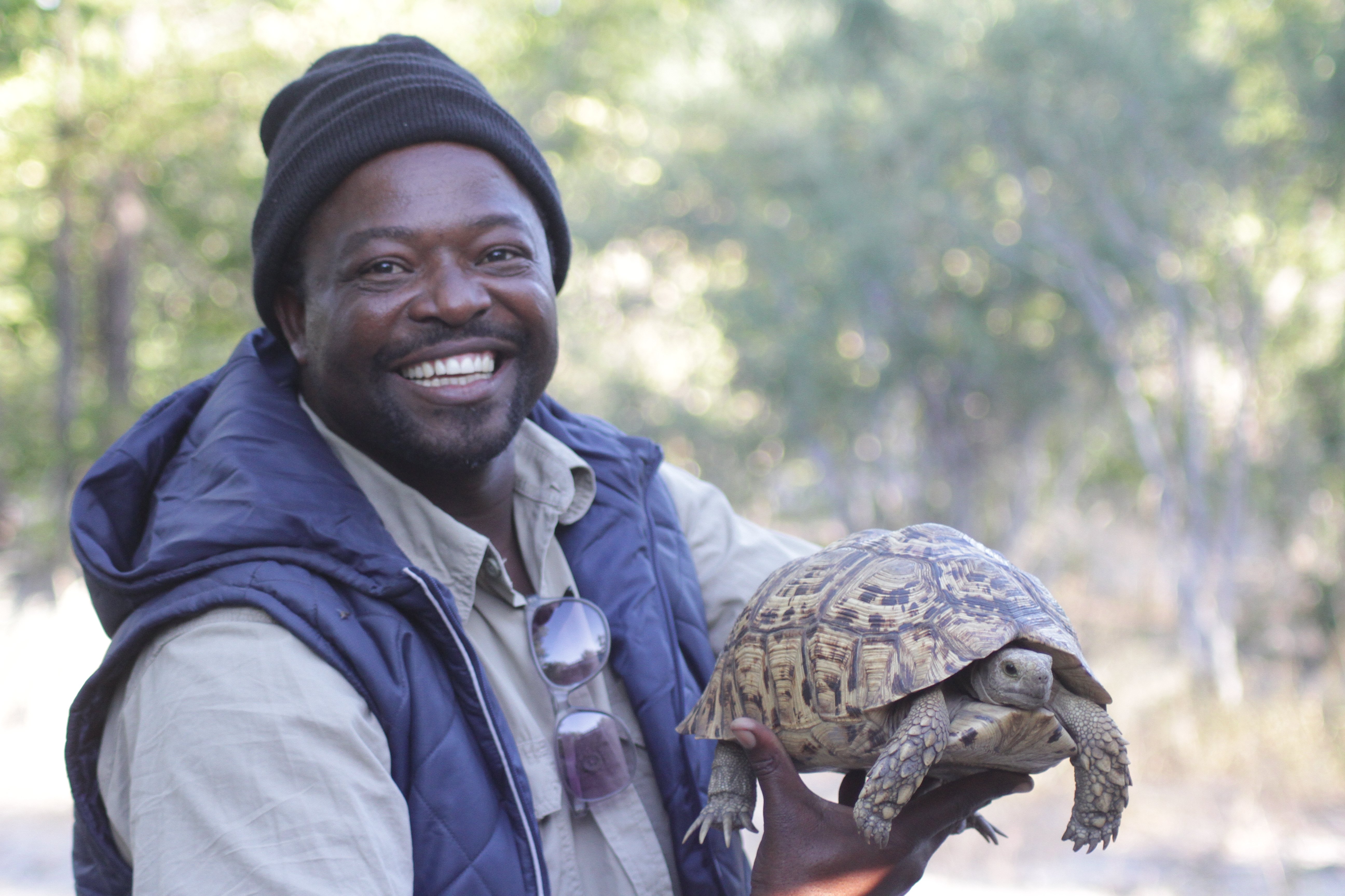 Botswana mit Jugendlichen - Botswana Reise mit Jugendlichen Erfahrungen - Reiseleiter mit Schildkröte