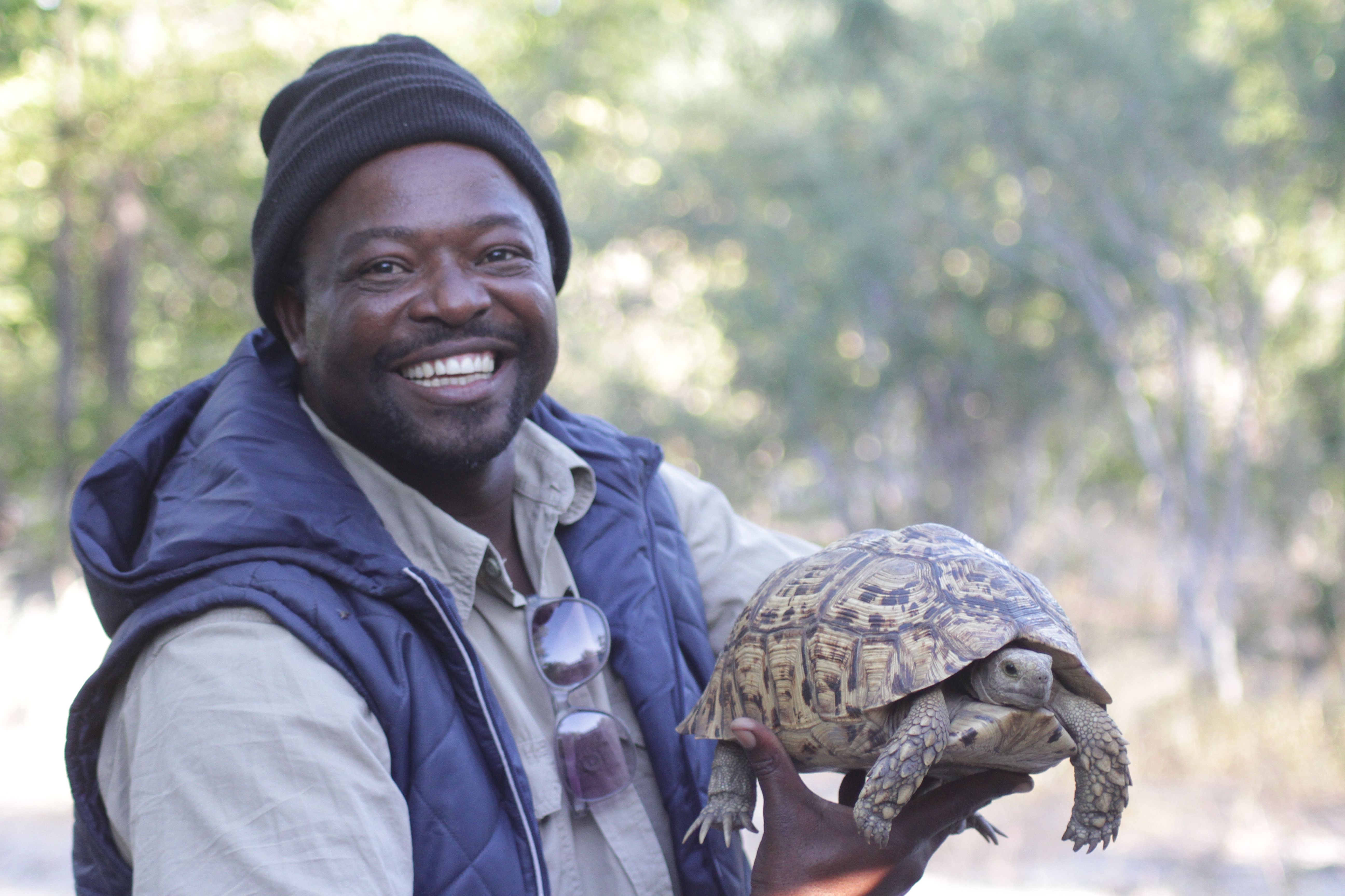 Botswana mit Jugendlichen - Reiseleiter mit Schildkröte