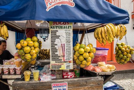 Kolumbien Familienreise - Kolumbien Family & Teens - Medellin - Obststand im Pueblito Paisa