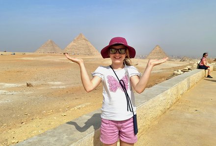 Familienreise Ägypten - Ägypten for family - Pyramiden von Gizeh - Mädchen bei den Pyramiden