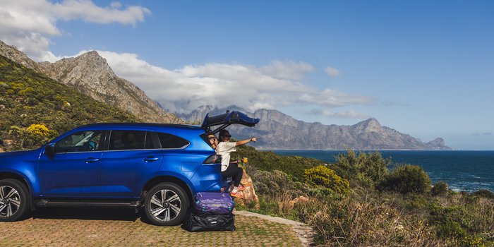 Südafrika Blog Artikel – Mutter und Kinder sitzen im Kofferraum vom Auto – Südafrika Reise mit Kindern
