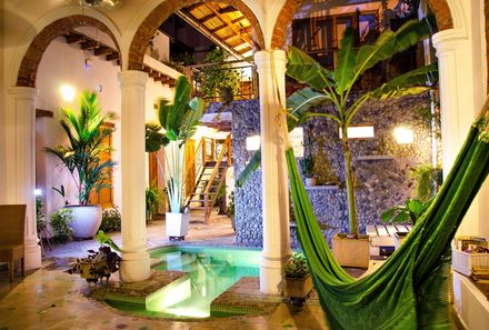 Kolumbien Familienreise - Kolumbien Family & Teens individuell - Santa Marta - Hotel Casa Verde - Innenhof mit Pool und Hängematte