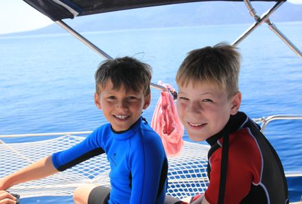 Familienreise Kroatien - Kroatien for family - Segelreise - zwei Kinder auf Yacht vor Relingnetz