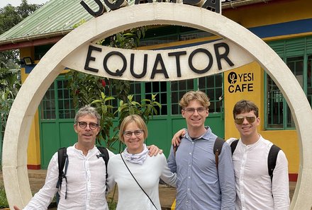 Uganda mit Kindern - Uganda Reisen mit Kindern - Reisegruppe am Äquator