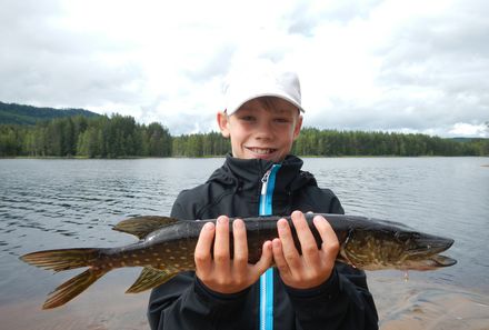 Familienreise Schweden - Schweden for family - Junge mit geangeltem Fisch