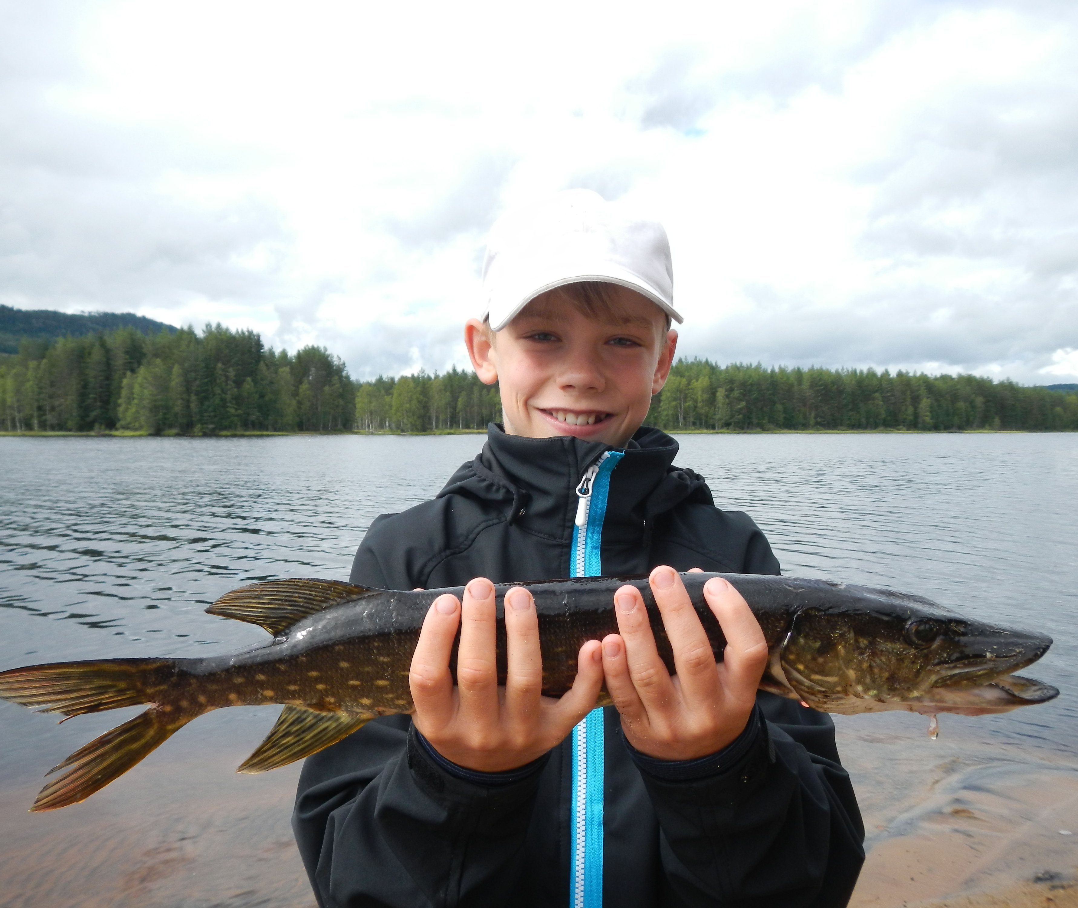 Schweden Familienreise - Aktivurlaub Schweden mit Kindern - Kind beim Angeln