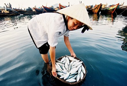 Vietnam mit Kindern - Vietnam for family Summer - Kind beim Fischen
