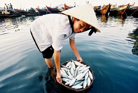 Vietnam mit Kindern - Vietnam for family Summer - Kind beim Fischen