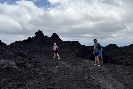 Familienreise Galapagos und Ecuador - Galapagos Family & Teens - Kinder erkunden Mondlandschaft
