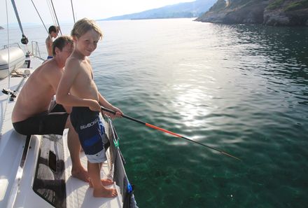 Familienreise Kroatien - Kroatien for family - Segelreise - Junge beim Fischen