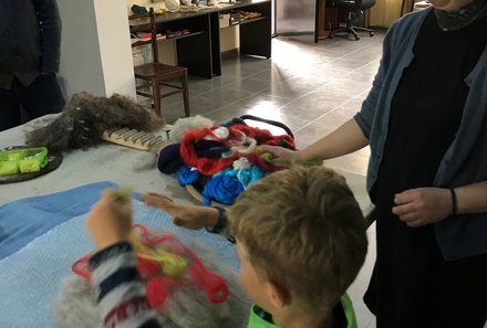 Georgien Familienreise - Georgien individuell - Kind beim Filzfiguren basteln