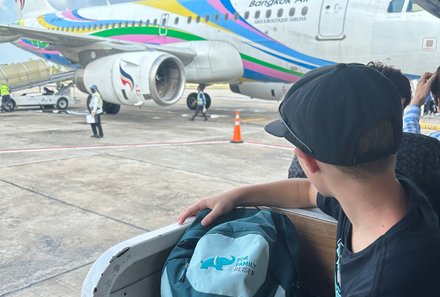 Familienreise Thailand - Thailand for family - Kind am Flughafen