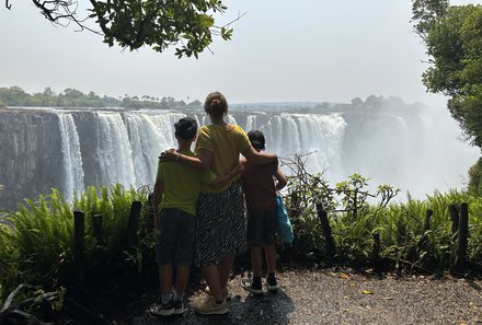 Botswana mit Kindern - Nadja Albrecht vor den Victoria Falls mit ihren Kindern