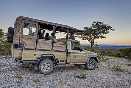 Namibia Deluxe Familienreise - Epacha Game Lodge - Jeep mit Sonnenuntergang 