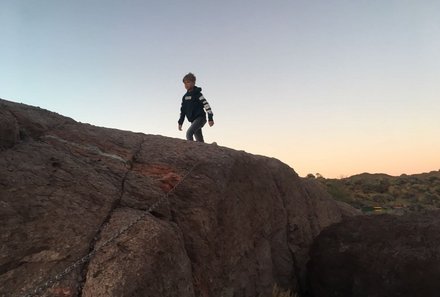 Kanaren mit Kindern - Teneriffa mit Kindern - Teneriffa wandern mit Kindern - Teide Nationalpark - Kind auf Felsen