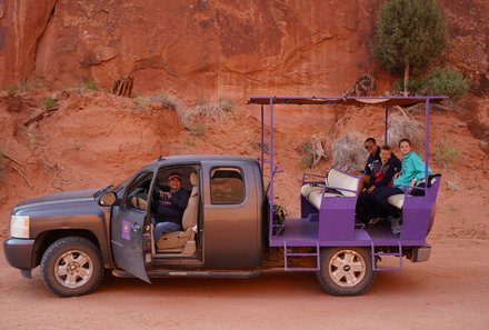 USA Südwesten mit Kindern - USA Westküste for family individuell - Abenteuer im Wilden Westen - Familie sitzt im Jeep - Monument Valley