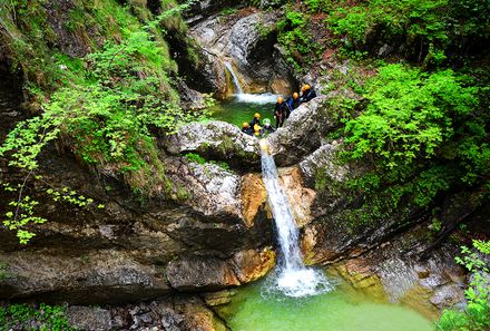 Slowenien Familienreise - Slowenien for family - Canyoning vor Wasserfall