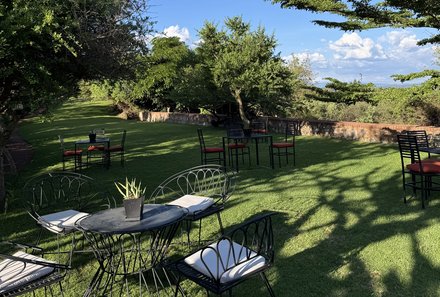 Familienreise Tansania - Tansania mit Teens - Bashay Rift Lodge - Gartenmöbel