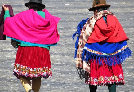 Familienreise Galapagos und Ecuador - Galapagos Family & Teens - Traditionelle bunte Kleidung Ecuador
