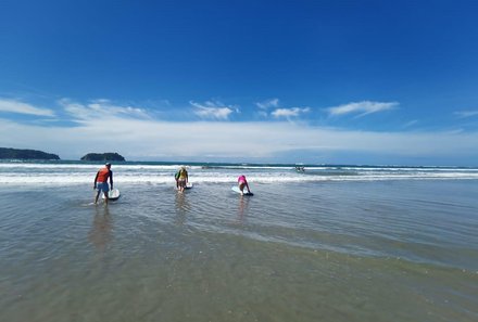 Costa Rica mit Kindern - Costa Rica Urlaub mit Kindern - Jugendliche surfen im Pazifik