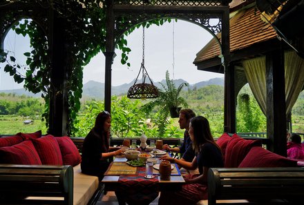 Laos und Vietnam Familienreise - Laos und Vietnam Reise mit Kindern - Familie beim Essen mit Panoramablick