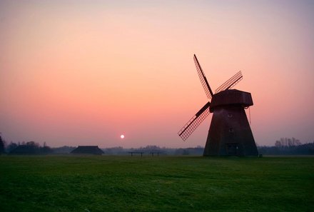 Baltikum Familienreise mit Kindern - Mühle im Sonnenuntergang