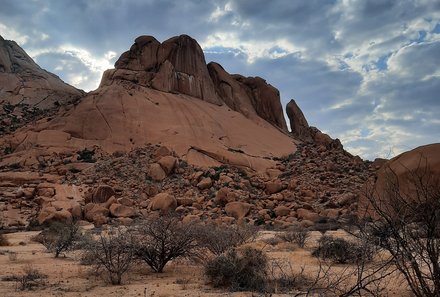 Namibia Familienreise im Mietwagen - Landschaft im Erongo-Gebirge - Steine