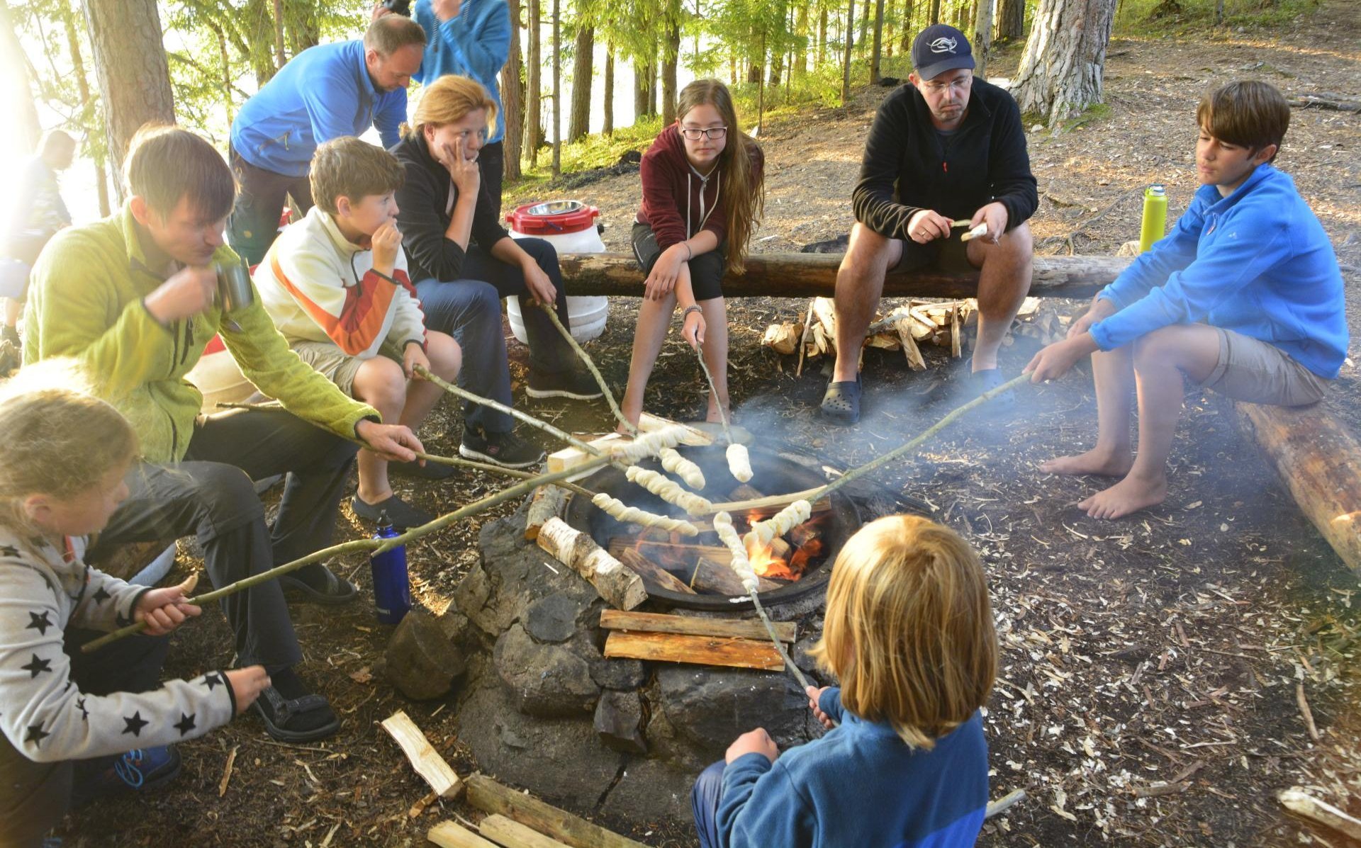 Kanu Urlaub mit Kindern - Familienurlaub im Kanu - Gruppe am Lagerfeuer