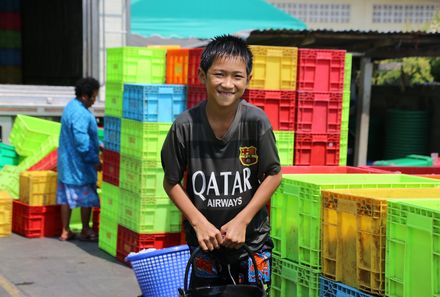 Thailand mit Kindern - Thailand for family - Junge im Fischerdorf