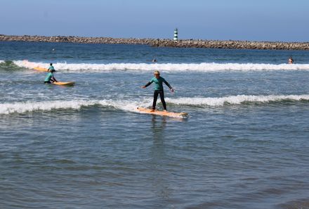 Portugal Familienurlaub - Kind beim Surfen