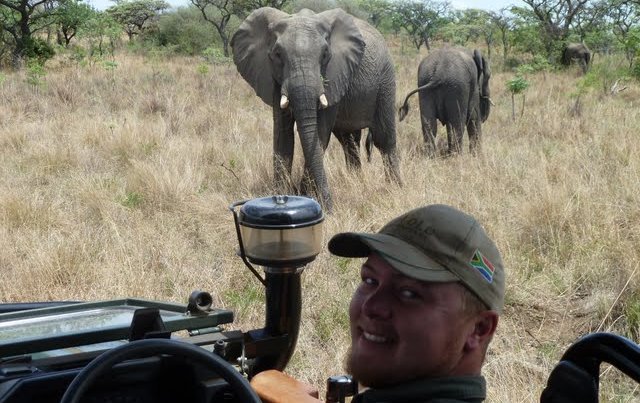Südafrika mit Kindern - Interview mit dem Kololo Game Reserve - Kololo Ranger mit Elefant