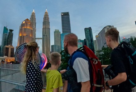 Familienreise Malaysia - Malaysia & Borneo Family & Teens - Familie blickt auf Petronas Twin Towers in Kuala Lumpur