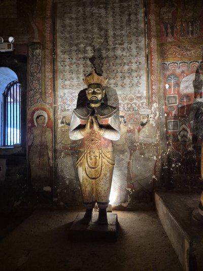 Sri Lanka Familienreise - Statue in Museum - Bewertung