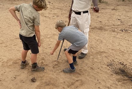 Kenia Familienreise - Kenia for family individuell - Best of Safari & Chale Island - Ziwani - Kinder bei Fußpirsch mit Guide