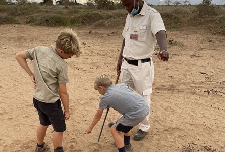 Kenia Familienreise - Kenia for family - Fuß-Pirsch im Ziwani Schutzgebiet - Tier Spuren