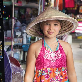 Vietnam Familienreise - einheimisches Mädchen