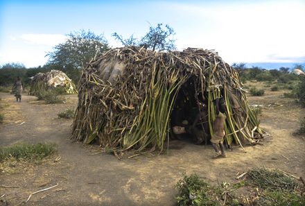 Tansania Familienreise - Tansania Family & Teens individuell - Hadzabe - Hütte aus Zweigen und Gras