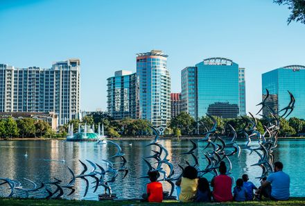 Florida Rundreise mit Kindern - Orlando - Blick auf Menschen am Wasser und Vogelschwarm