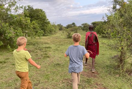 Kenia Familienreise - Kenia for family individuell - Masai Mara & Strand - Kids beim Morning Walk mit Massai