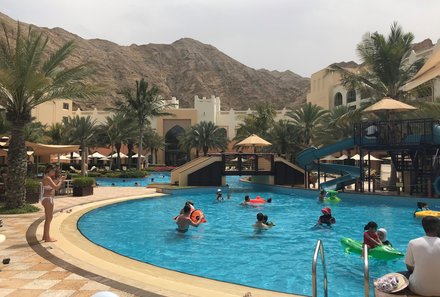 Oman mit Kindern individuell - Oman for family individuell Familienabenteuer Wüste & Berge -Poolanlage Strandhotel Shangri-La Resort & Spa