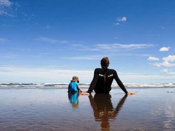 Fernreisen mit Kindern - Die Weltwunderer am Muriwai Beach