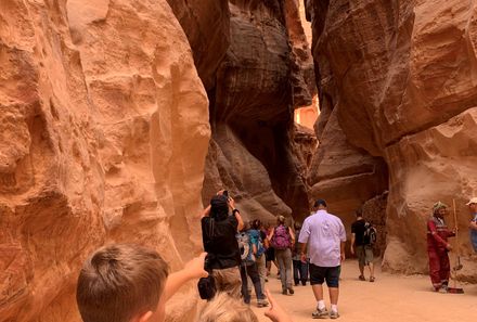 Jordanien Rundreise mit Kindern - Petra - zwei Jungen zeigen auf Schlucht