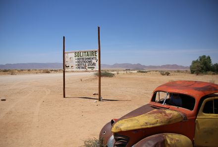 Namibia Familienreise im Mietwagen - Wagen und Wüste