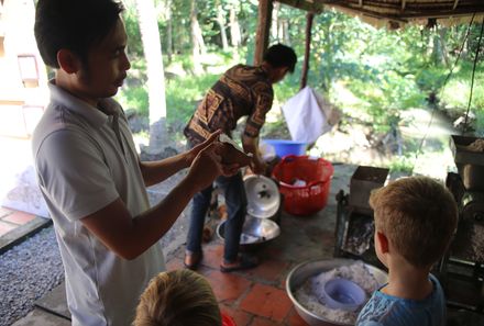 Vietnam & Kambodscha Familienreisen - Kind und Mann mit Kokosnuss