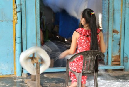Vietnam mit Baby - Vietnam mit Baby und Kind -  Erlebnisbericht - vietnamesische Frau vor Schneiderei