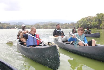 Tansania Familienreise - Tansania for family individuell - Familie auf Kanufahrt auf dem Vulkansee