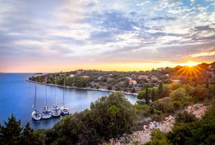Familienreise Kroatien - Kroatien for family - Segelreise - Yachten im Wasser vor Sonnenuntergang an Küste