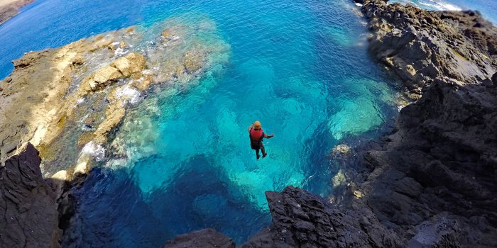 Madeira mit Kindern - Ausflüge & Reisetipps Madeira mit Kindern - Person im Wasser