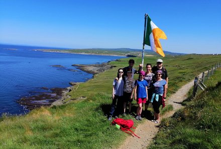 Irland Familienreise - Irland for family - Cliffs of Moher - Reisegruppe