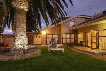 Namibia Familienreise - Namibia Family & Teens - Kramersdorf Guesthouse - Garten Abend